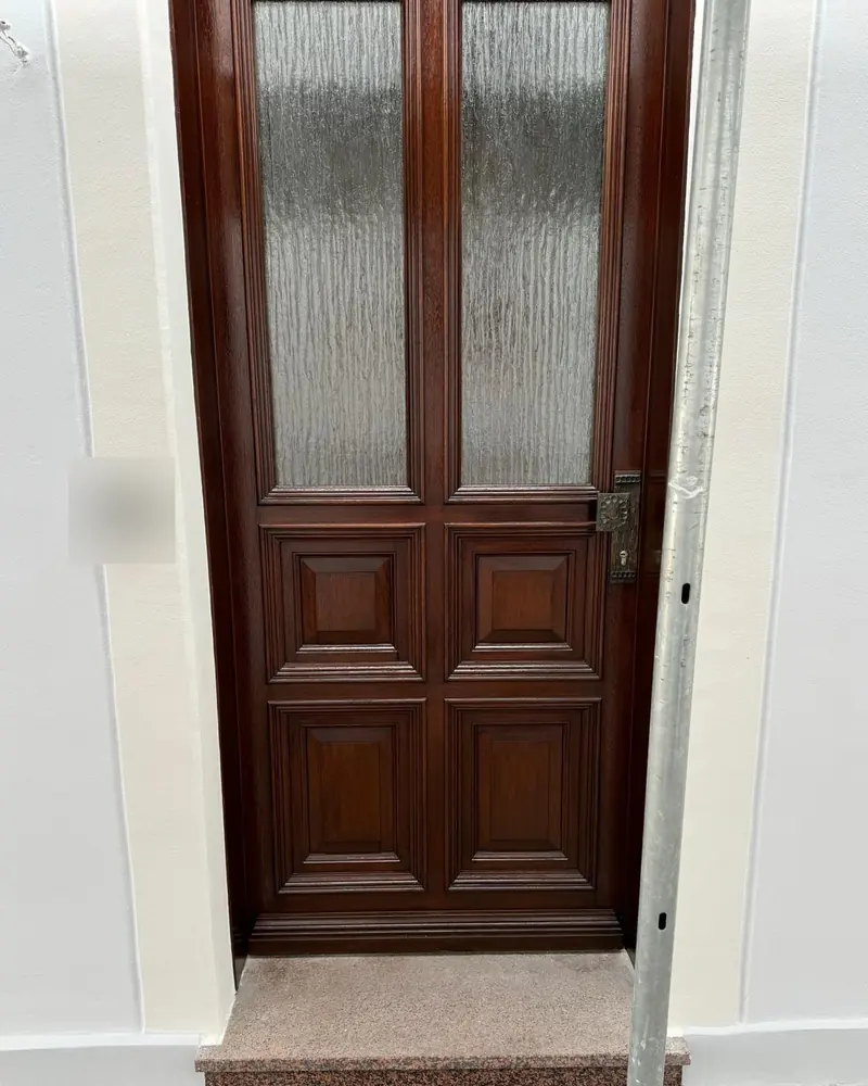 Detail nach der Sanierung: Haustür mit Faschen in Altweiß am Altbau in Oldenburg