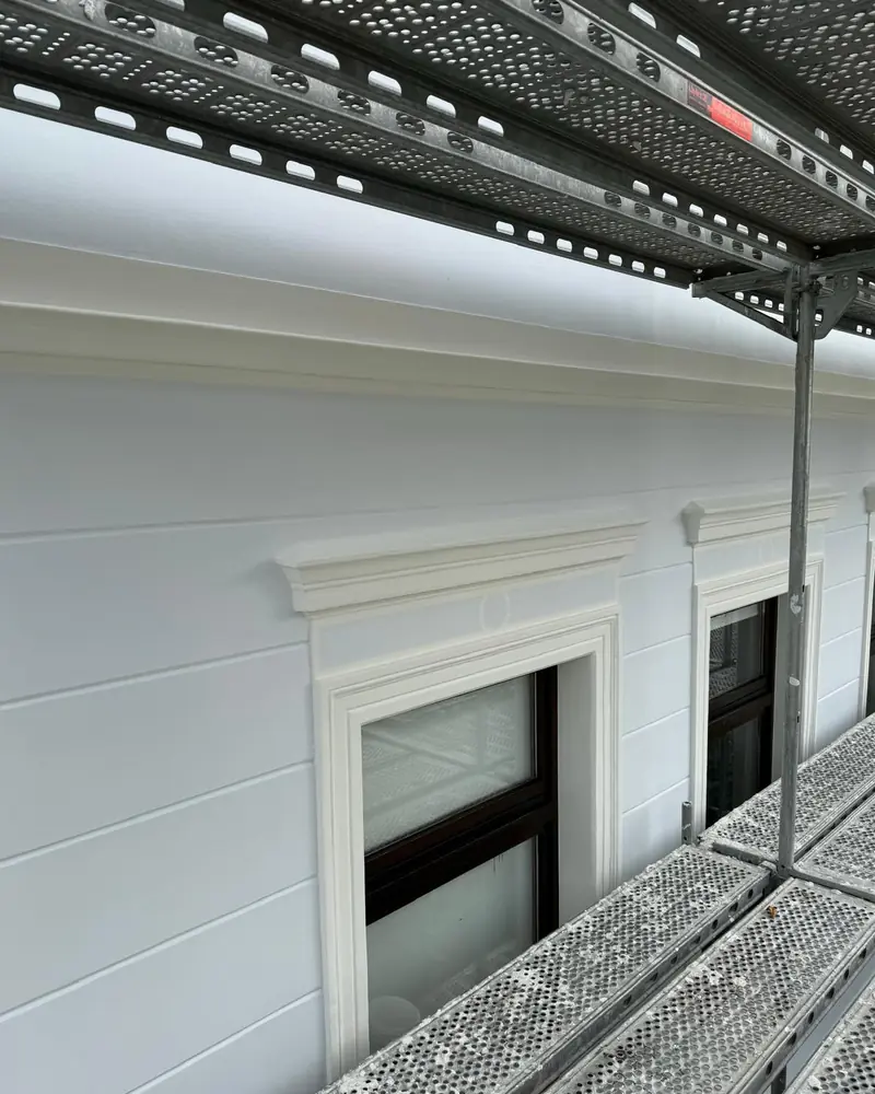 Fenster mit Verdachung und Faschen in Altweiß nach dem neuen Anstrich