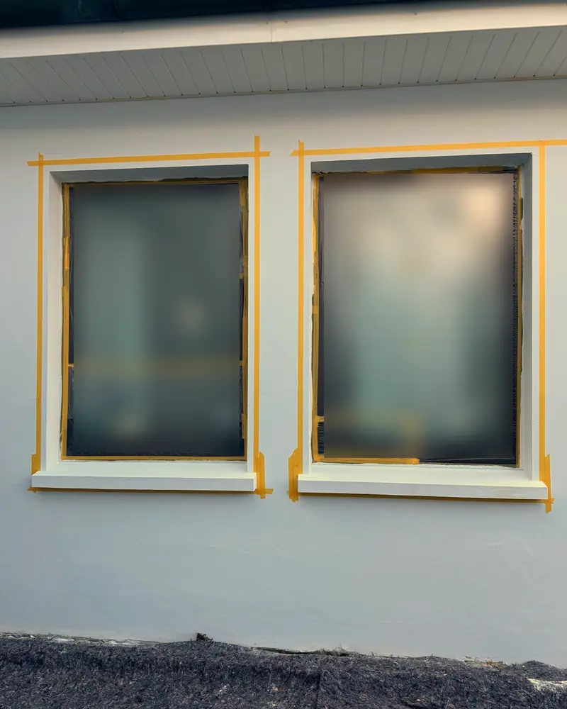 Frisch gestrichene Wand, Fenster zum Schutz abgeklebt