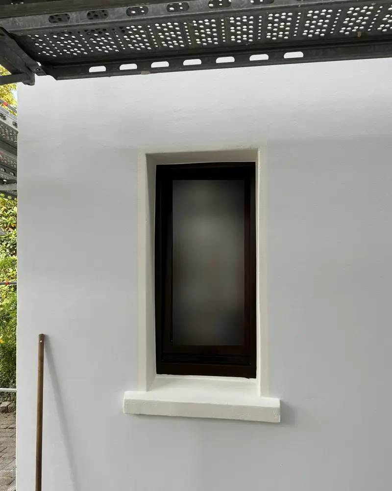 Fenster mit neu abgesetzter Fasche und Fensterbank nach der Sanierung