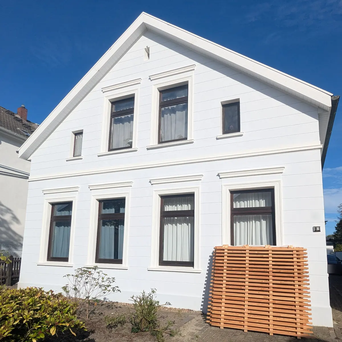 Derselbe Altbau zwei Jahre nach der Sanierung, September 2026